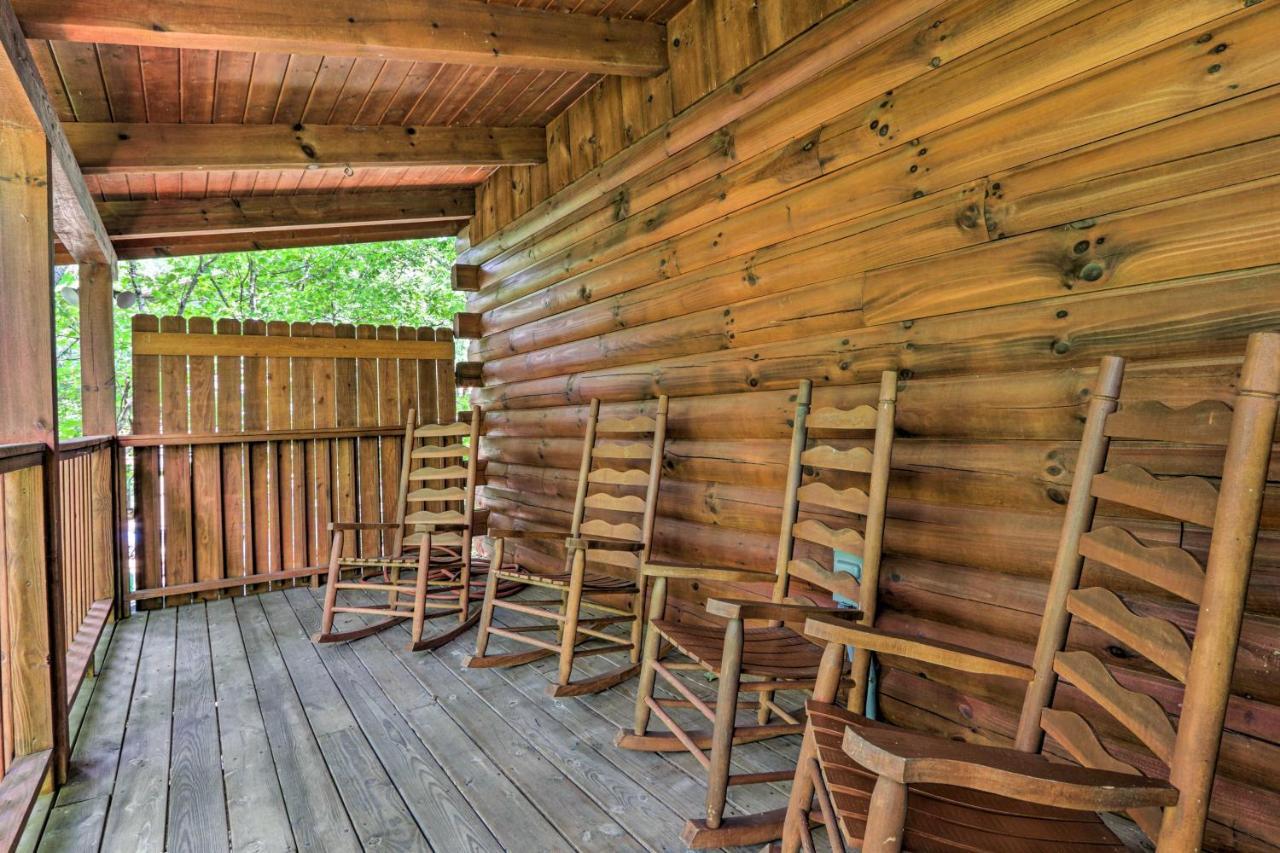 Cabin With Deck And Fireplace Less Than 3 Mi To Dollywood! Pigeon Forge Eksteriør billede